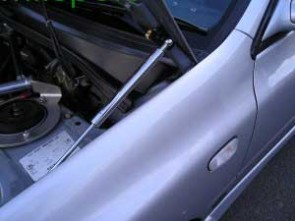 Hydraulic bonnet lifters Subaru